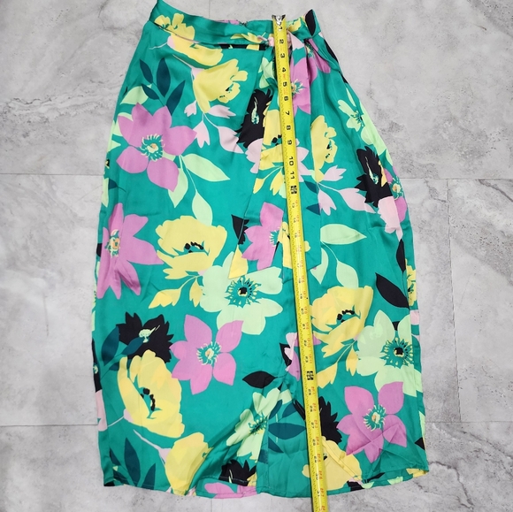 Kelly Renee  Wrap Skirt Sz SP Small Petite Floral Midi Back Zip Hook Festive - Picture 5 of 7